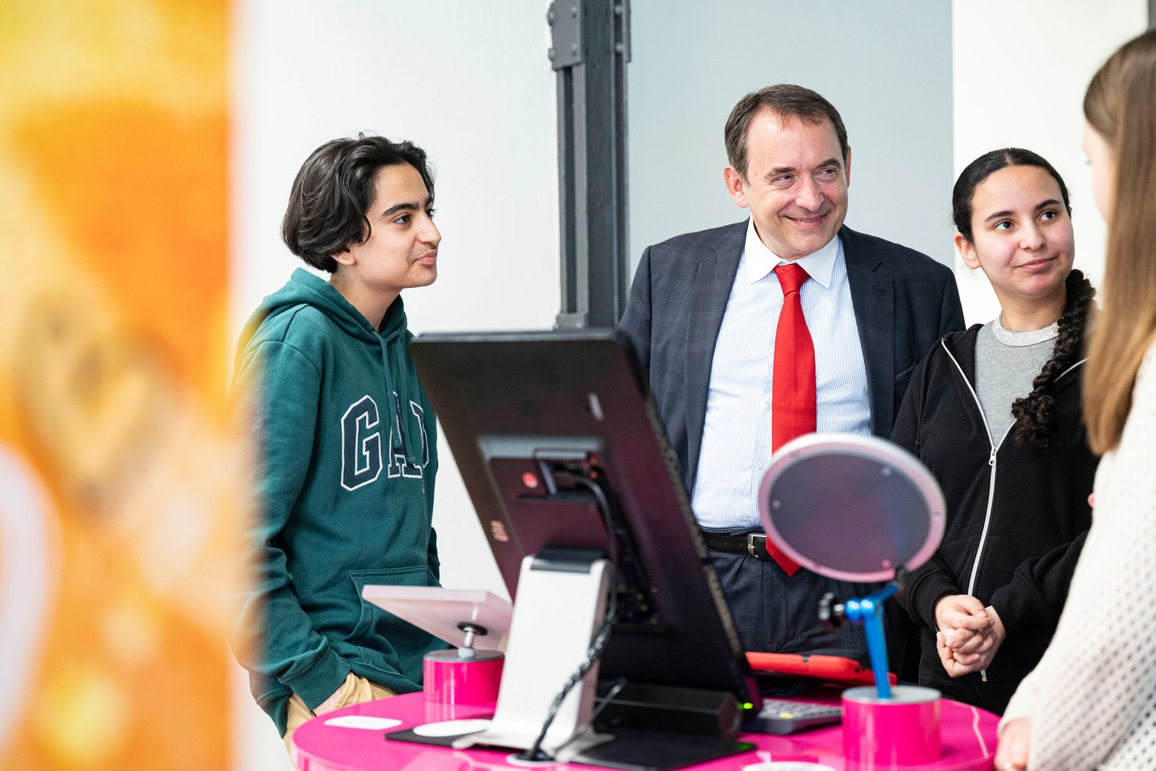 Hessens Kultusminister Prof. Dr. R. Alexander Lorz mit zwei Schülern der Elly-Heuss-Schule in Wiesbaden.