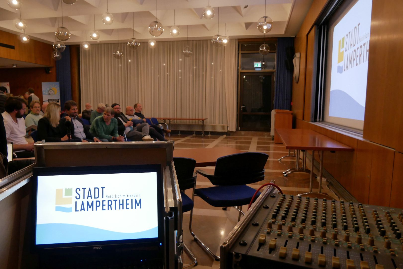 In einem Saal der Stadt Lampertheim wird ein Vortrag gehalten.